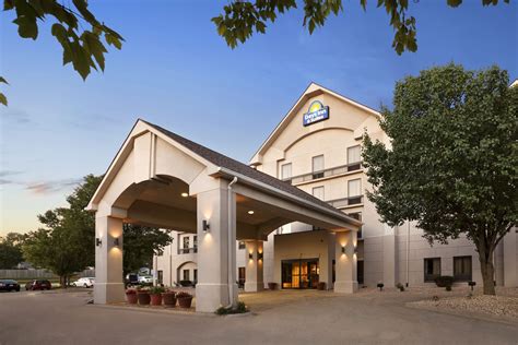 Days Inn & Suites by Wyndham Cedar Rapids | Cedar Rapids, IA Hotels