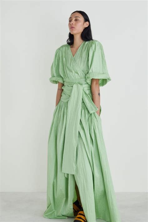 The green dress trend - Why everyone is wearing a green dress now ...