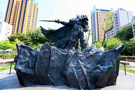 Blizzard Unveils a Humongous Giant Bronze Statue of the Lich King ...