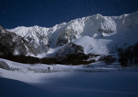 Landscape Photography Technique: Snowy Mountain in the Moonlight