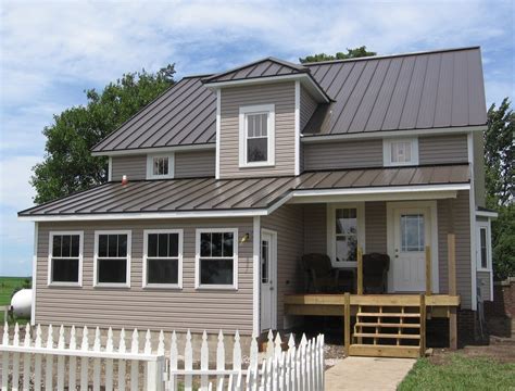 What Color Metal Roof Goes With Tan Siding | Storables