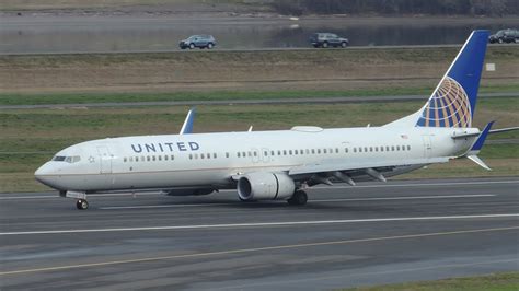 United Airlines Boeing 737-900ER [N38458] landing in PDX - YouTube