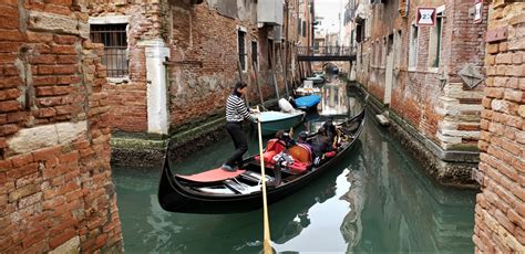 Venice tours: gondola ride & serenade