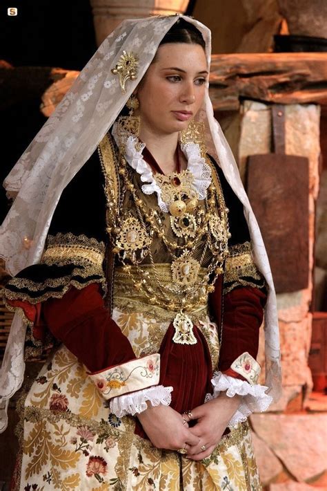 Costume di Quartu Sant'Elena | Abiti tradizionali, Gioielli ...