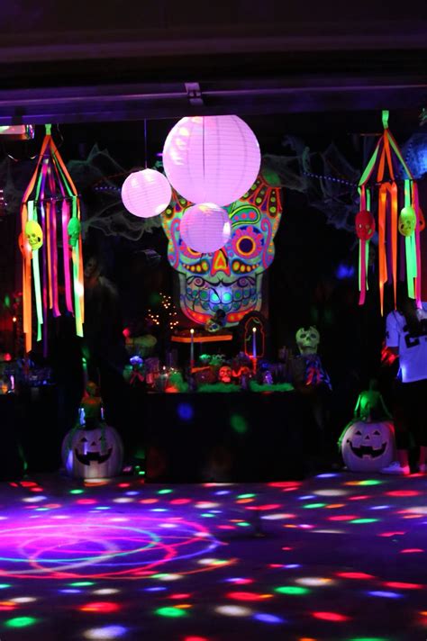 20+ Glow In The Dark Halloween Decoration Ideas – The Urban Decor