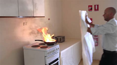 Fire Blanket Use Video : Видео how to use a fire blanket and their a ...