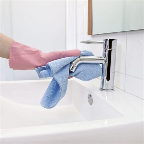 How and When To Use Microfiber Cleaning Cloths | Family Handyman