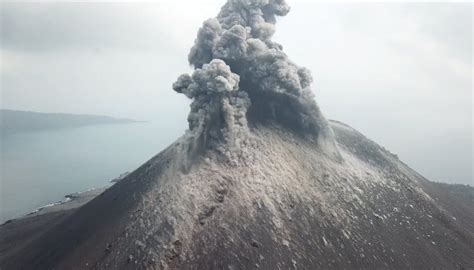 Natural Hazards | The collapse of Anak Krakatau volcano: a scenario ...