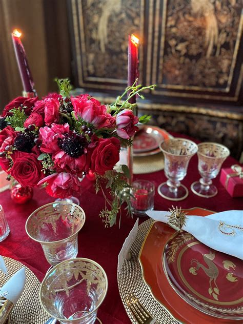 Red and Gold Themed Christmas Table Setting Idea | Ivory & Noire