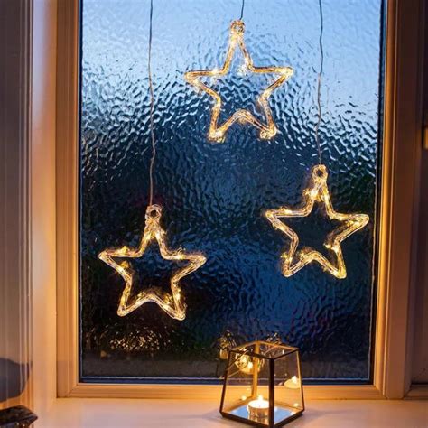 Star Power of Christmas Lights to Brighten Up Window Decorating