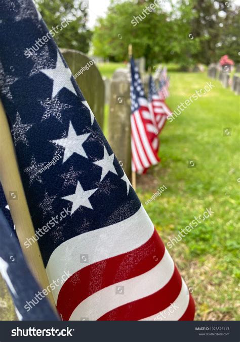 Memorial Day Flags Cemetery Veterans Graveside Stock Photo 1923825113 ...