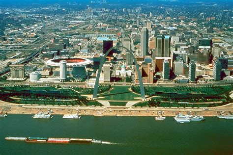 File:St Louis Missouri skyline over arch.jpg - Wikimedia Commons