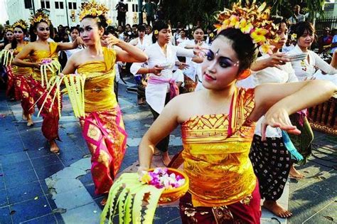 pendet dance is original art from bali Indonesia-tari pendet ...