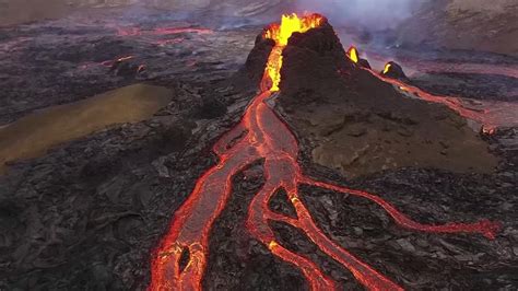 Iceland volcano: Hikers evacuated as lava spurts from new crack in ...