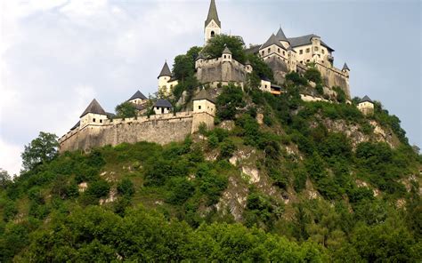 Hochosterwitz Castle HD Wallpaper: A Majestic Man-Made Marvel