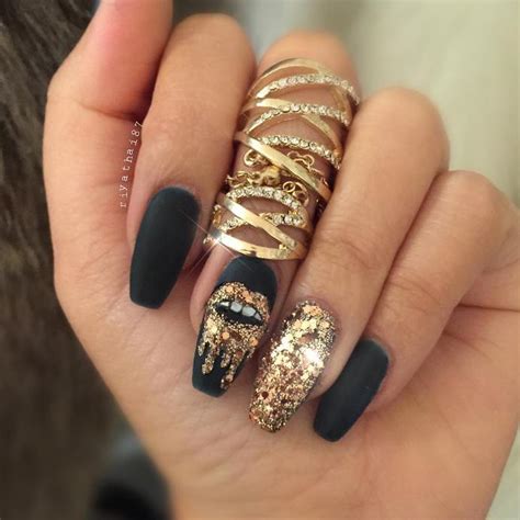 20+ Glamorous Black and Gold Nail Designs for 2018 - Fashionre