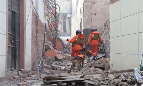 Rescue efforts pour into NW China as quake death toll reaches 127 ...