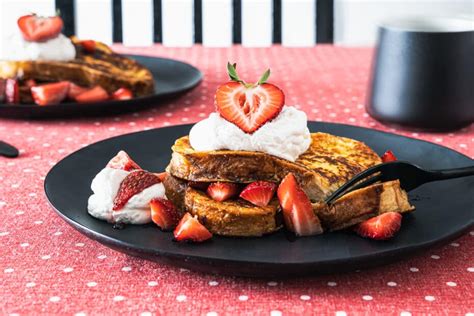 31 Delicious French Toast Toppings | Golden Truffle