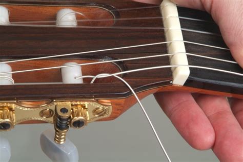 How to Tie Classical Guitar Strings - The Metal Wound