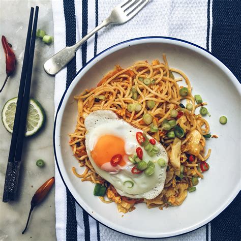 VEGETARIAN NASI GORENG NOODLES | The Healthy Hunter