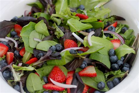 Grilled Chicken & Berry Salad with Strawberry Vinaigrette ...