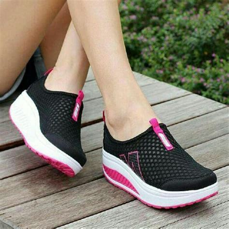 Ide Terkini Sepatu Sneakers, Rambut Wanita