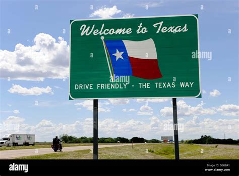 Texas State Line Sign Stock Photo, Royalty Free Image: 60596425 - Alamy