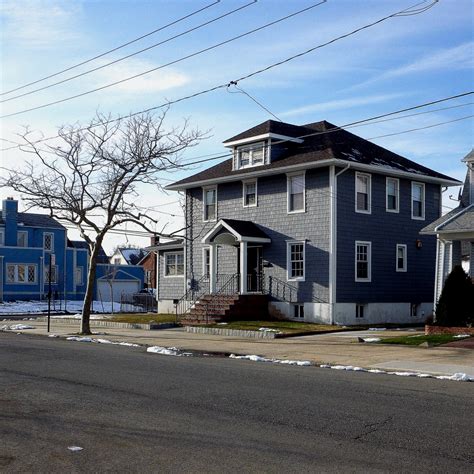 Wandering New York, A house and tree in Belle Harbor.