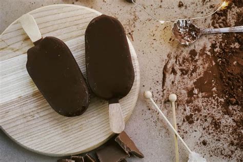 Cómo hacer paletas heladas de vainilla con chocolate - Comedera ...