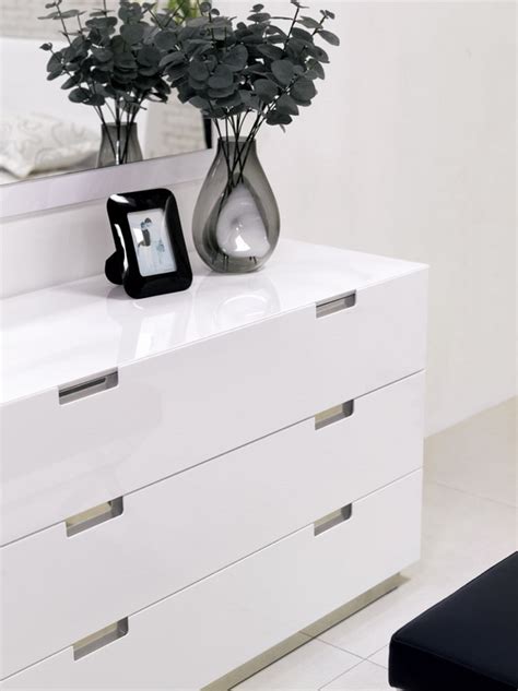 Modern white dressers – stylish bedroom furniture ideas