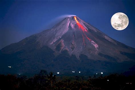 Foto Aesthetic Pemandangan Gunung Merapi Meletus Hari - IMAGESEE