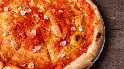 Pizza Marinara Is The Cheeseless Italian Pie That Packs Garlic Flavor