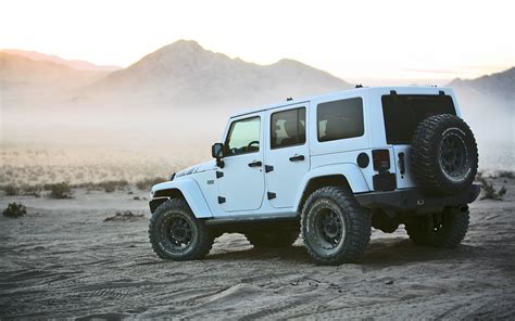 White Jeep Wrangler Unlimited - Clean | Jeepfan.com