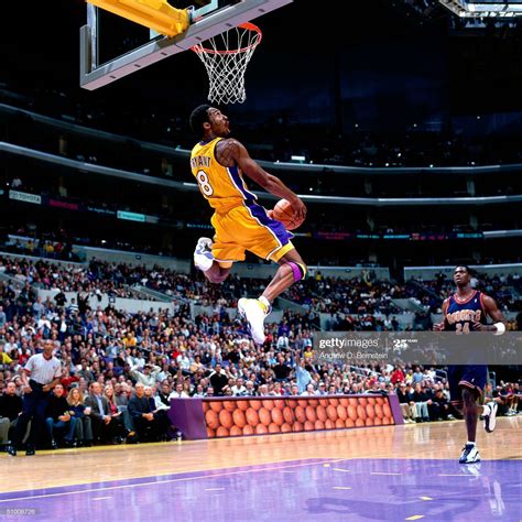 ニュース写真 : Kobe Bryant of the Los Angeles Lakers goes for a... Kobe ...