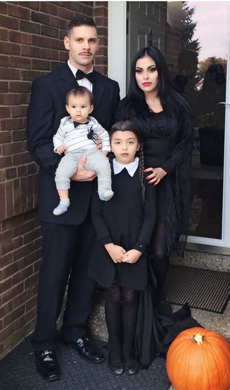 The Addams family | Daughter halloween costumes, Mother daughter ...