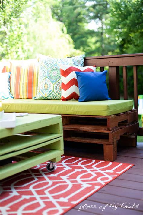 DIY PALLET FURNITURE | A PATIO MAKEOVER