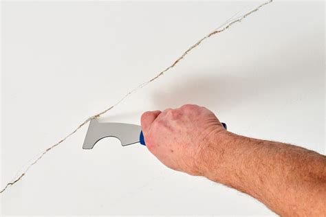 How to Fix a Crack in the Ceiling