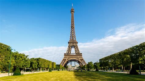 France The Eiffel Tower / Eiffel Tower Paris With French Flag In Bright ...