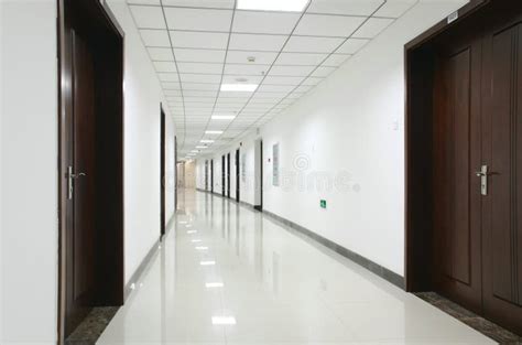 proyectolandolina: office building interior hallway