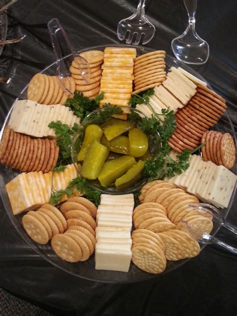 Cheese Cracker Tray center filled with mini pickles | Питание рецепты ...