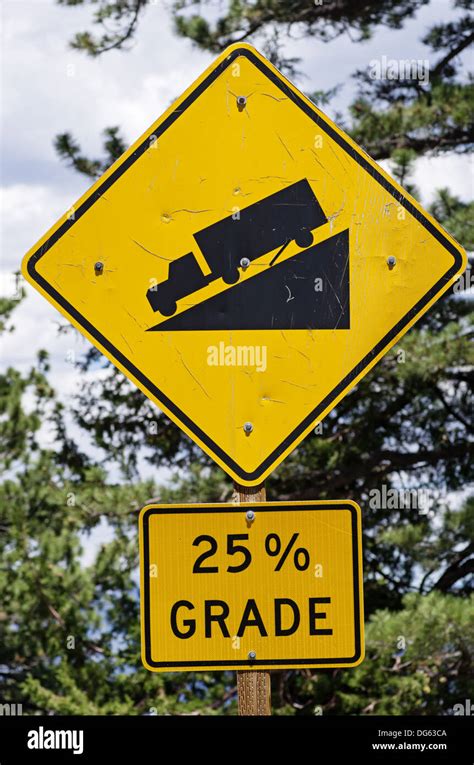 warning steep road sign with 25 percent grade and truck on hill Stock ...