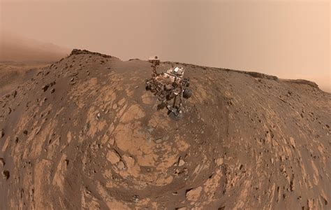 Curiosity Mars rover takes a new selfie before record climb