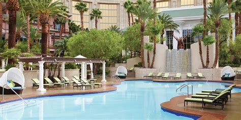 $119 – Four Seasons Spa Day: Massage w/Pool & Valet | Travelzoo