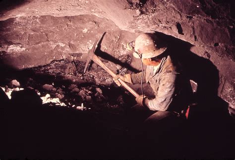 File:Underground uranium mining.jpg - Wikipedia