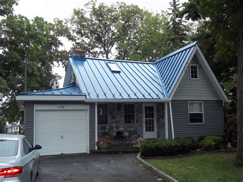 Blue Metal Roof on Charming Lakehouse Cottage | Ideas for the House ...