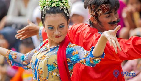 10 Tarian Jawa Barat, Asal-usul, & Filosofi di Baliknya. Menarik Banget!