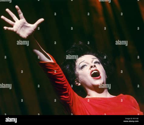 Judy garland singing hi-res stock photography and images - Alamy