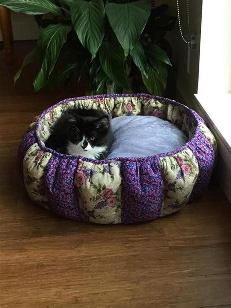 Cozy Cat Bed | Craftsy #diycatbeds | Diy cat bed, Cat diy, Cat bed