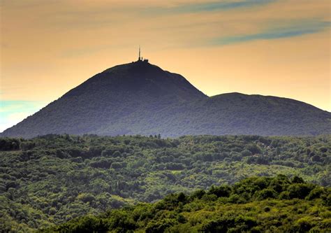 Le Puy de Dôme photo et image | paysages, paysages de montagne ...