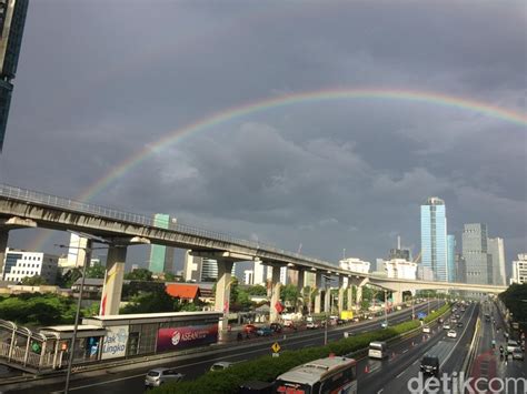 Muncul Pelangi Ganda di Langit Gerimis Jakarta